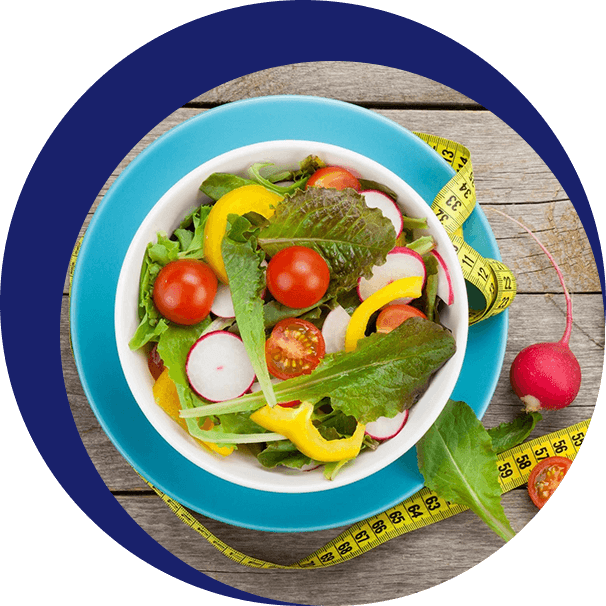 A bowl of salad with tomatoes, peppers and lettuce.